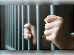 केन्द्रीय जेल में बंदी छिपकर चलाता था मोबाइल, प्रहरी ने रंगे हाथों पकड़ फोड़ दिया भंडा, मचा हड़कंप 