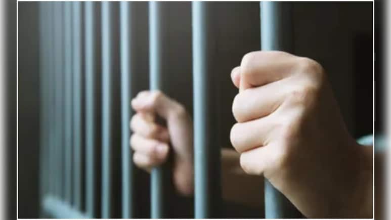 केन्द्रीय जेल में बंदी छिपकर चलाता था मोबाइल, प्रहरी ने रंगे हाथों पकड़ फोड़ दिया भंडा, मचा हड़कंप 