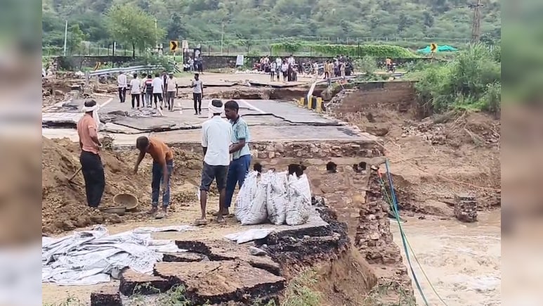 राजस्थान-मध्यप्रदेश के बीच संपर्क टूटा, सवाई माधोपुर में दीवार पकड़कर टूटी पुलिया पार कर रहे लोग राजस्थान-मध्यप्रदेश के बीच संपर्क टूटा, सवाई माधोपुर में दीवार पकड़कर टूटी पुलिया पार कर रहे लोग