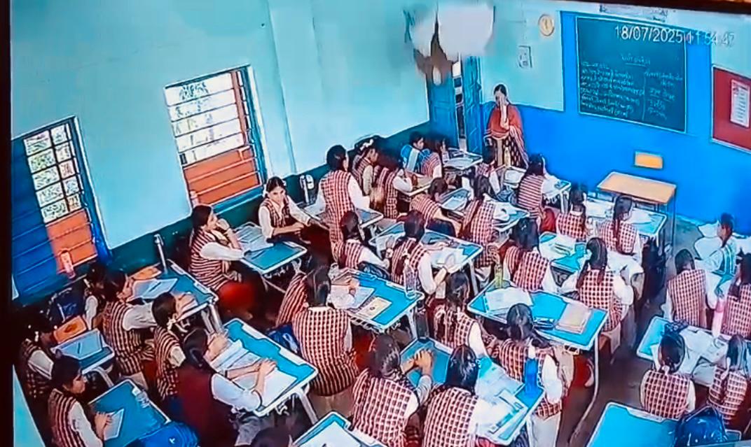 VIDEO: PM Shri स्कूल में चल रही थी पढ़ाई, तभी अचानक गिरा छत का प्लास्टर, बाल-बाल बचे बच्चे