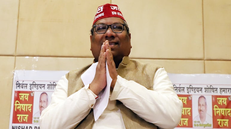 बाढ़ में डूबे गांव, बयानबाज़ी में उलझे यूपी के मंत्री: संजय निषाद बोले 'गंगा मैया पैर धुलने आई हैं'