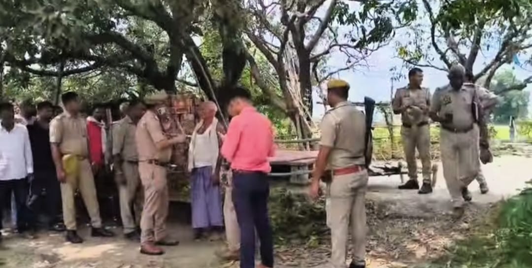 यूपी के गाजीपुर में ट्रिपल मर्डर, शख्स ने जमीन विवाद को लेकर की पिता, मां और बहन की हत्या