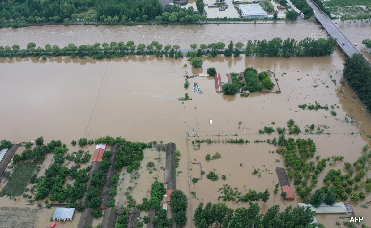 Китай Силен дъжд уби повече от 30 души и принудиха