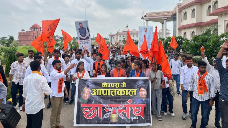 शेखावाटी विश्वविद्यालय में AVBP ने फूंका गहलोत और डोटासरा का पुतला, छात्रसंघ चुनाव की मांग को लेकर जोरदार प्रदर्शन 