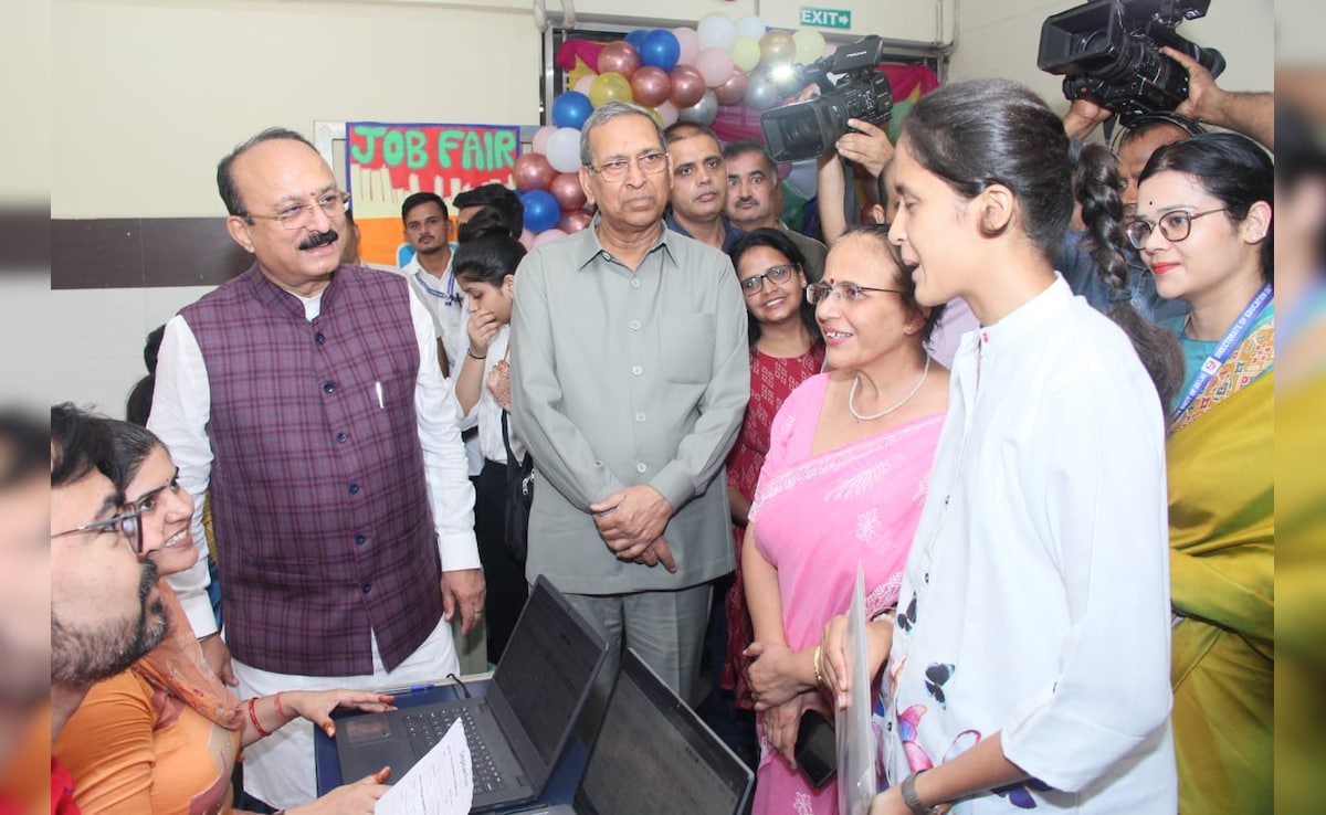 Учениците в правителствените училища в Делхи може скоро да завършат