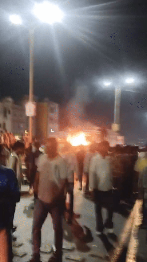 Rajasthan: जयपुर-दिल्ली हाईवे पर रफ्तार से आते ट्रक ने 2 राहगीरों को रौंदा, गुस्साई भीड़ ने लगा दी आग