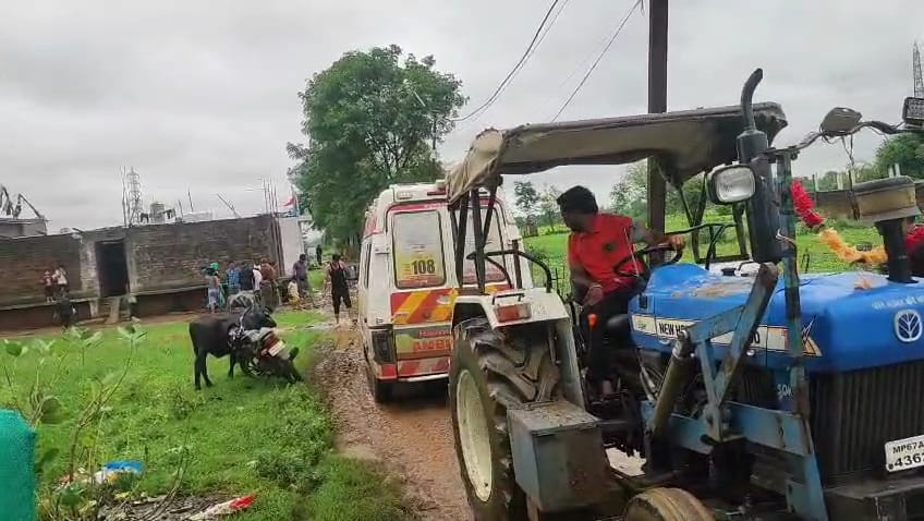 ट्रैक्टर से एंबुलेंस को निकाला गया ट्रैक्टर से एंबुलेंस को निकाला गया