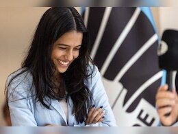 Chess World Cup: 19 साल की दिव्या देशमुख बनीं चेस वर्ल्ड चैंपियन, दोगुनी उम्र की कोनेरू हंपी को हराया Chess World Cup: 19 साल की दिव्या देशमुख बनीं चेस वर्ल्ड चैंपियन, दोगुनी उम्र की कोनेरू हंपी को हराया