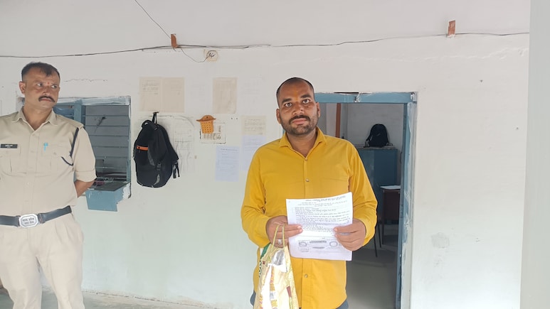 Sehore News: लालच में बिखरा घर; बड़े भाई ने छोटे भाई के नाम पर की नौकरी, अब जमीन भी हड़पी, परिवार परेशान Sehore News: लालच में बिखरा घर; बड़े भाई ने छोटे भाई के नाम पर की नौकरी, अब जमीन भी हड़पी, परिवार परेशान