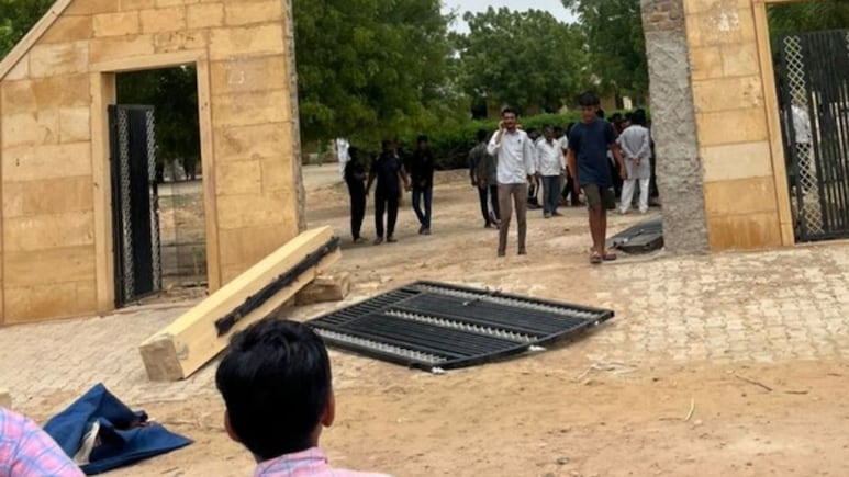 झालावाड़ के बाद राजस्थान में एक और स्कूल हादसा, छात्र की मौत पर क्या बोले अशोक गहलोत? झालावाड़ के बाद राजस्थान में एक और स्कूल हादसा, छात्र की मौत पर क्या बोले अशोक गहलोत?