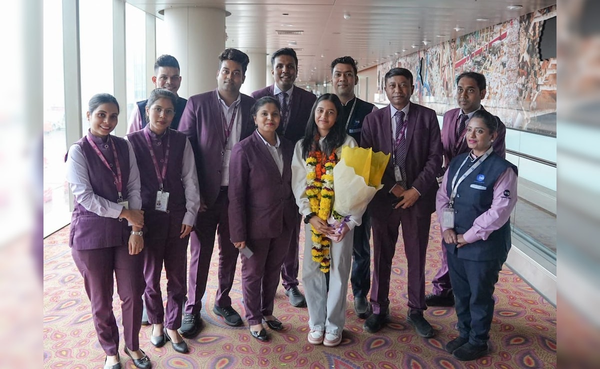मुंबई एयरपोर्ट पर गर्मजोशी से हुआ वर्ल्ड चैंपियन दिव्या देशमुख का स्वागत