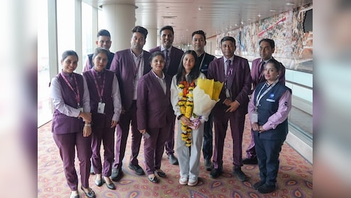 मुंबई एयरपोर्ट पर गर्मजोशी से हुआ वर्ल्ड चैंपियन दिव्या देशमुख का स्वागत