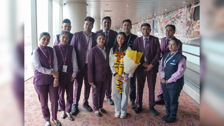 मुंबई एयरपोर्ट पर गर्मजोशी से हुआ वर्ल्ड चैंपियन दिव्या देशमुख का स्वागत
