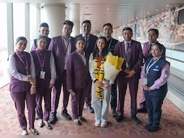 मुंबई एयरपोर्ट पर गर्मजोशी से हुआ वर्ल्ड चैंपियन दिव्या देशमुख का स्वागत मुंबई एयरपोर्ट पर गर्मजोशी से हुआ वर्ल्ड चैंपियन दिव्या देशमुख का स्वागत