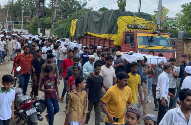 हापुड़ सड़क ने लील ली 4 मासूमों की हंसी और पिता का साया, एक साथ उठे 5 जनाजे, पलभर में उजड़ा परिवार