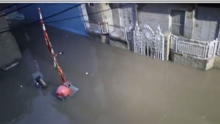Rajasthan: राजस्थान में मूसलाधार बारिश, सड़कें बनीं दरिया और घरों में घुसा पानी; IMD की नई भविष्यवाणी Rajasthan: राजस्थान में मूसलाधार बारिश, सड़कें बनीं दरिया और घरों में घुसा पानी; IMD की नई भविष्यवाणी