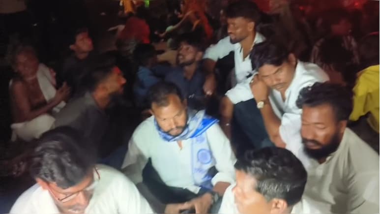 "आदिवासी के प्राइवेट पार्ट में मिर्ची डाली, थाने में उल्टा लटकाकर पीटा"  चार युवकों ने पुलिस पर लगाए गंभीर आरोप