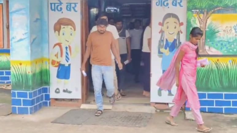 आबकारी आरक्षक की परीक्षा में अनुपस्थित रहे 1900 से अधिक परीक्षार्थी, सामने आई ये बड़ी वजह आबकारी आरक्षक की परीक्षा में अनुपस्थित रहे 1900 से अधिक परीक्षार्थी, सामने आई ये बड़ी वजह
