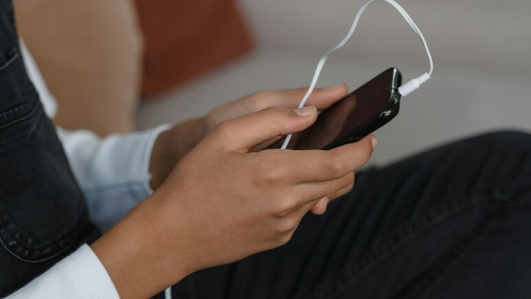 अब न गिरेगा फोन, न चार्जिंग पोर्ट होगा खराब, आ गए हैं सस्ते wireless chargers अब न गिरेगा फोन, न चार्जिंग पोर्ट होगा खराब, आ गए हैं सस्ते wireless chargers