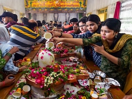 Sawan 2025 : क्यों बजाते हैं शिव जी की पूजा के बाद 3 ताली, जानिए यहां महत्व Sawan 2025 : क्यों बजाते हैं शिव जी की पूजा के बाद 3 ताली, जानिए यहां महत्व