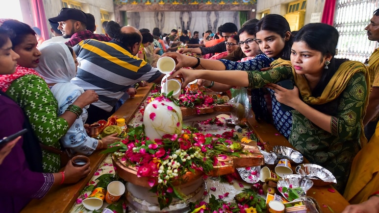 Sawan 2025 : क्यों बजाते हैं शिव जी की पूजा के बाद 3 ताली, जानिए यहां महत्व Sawan 2025 : क्यों बजाते हैं शिव जी की पूजा के बाद 3 ताली, जानिए यहां महत्व
