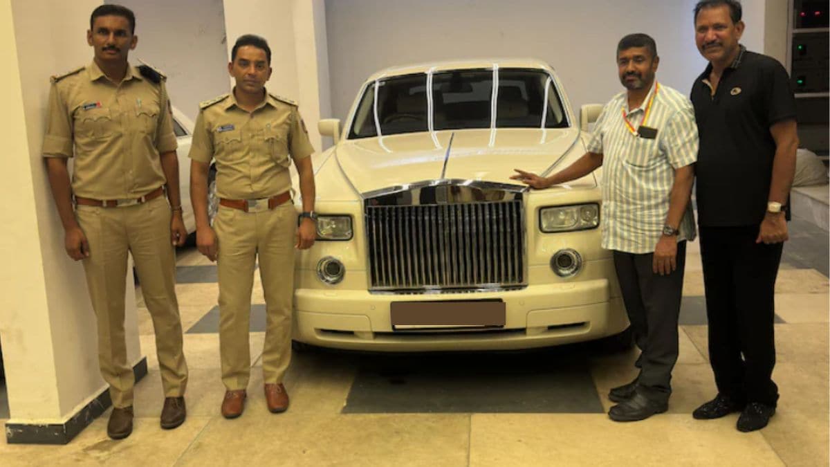 बेंगलुरू पुलिस ने रॉल्स रॉयस कार पर भारी जुर्माना लगाया है. बेंगलुरू पुलिस ने रॉल्स रॉयस कार पर भारी जुर्माना लगाया है.