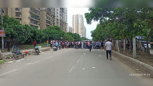 अचानक आया सांड और.. नोएडा एक्सटेंशन में स्कूटी सवार कपल के साथ दर्दनाक हादसा, पत्नी की मौत