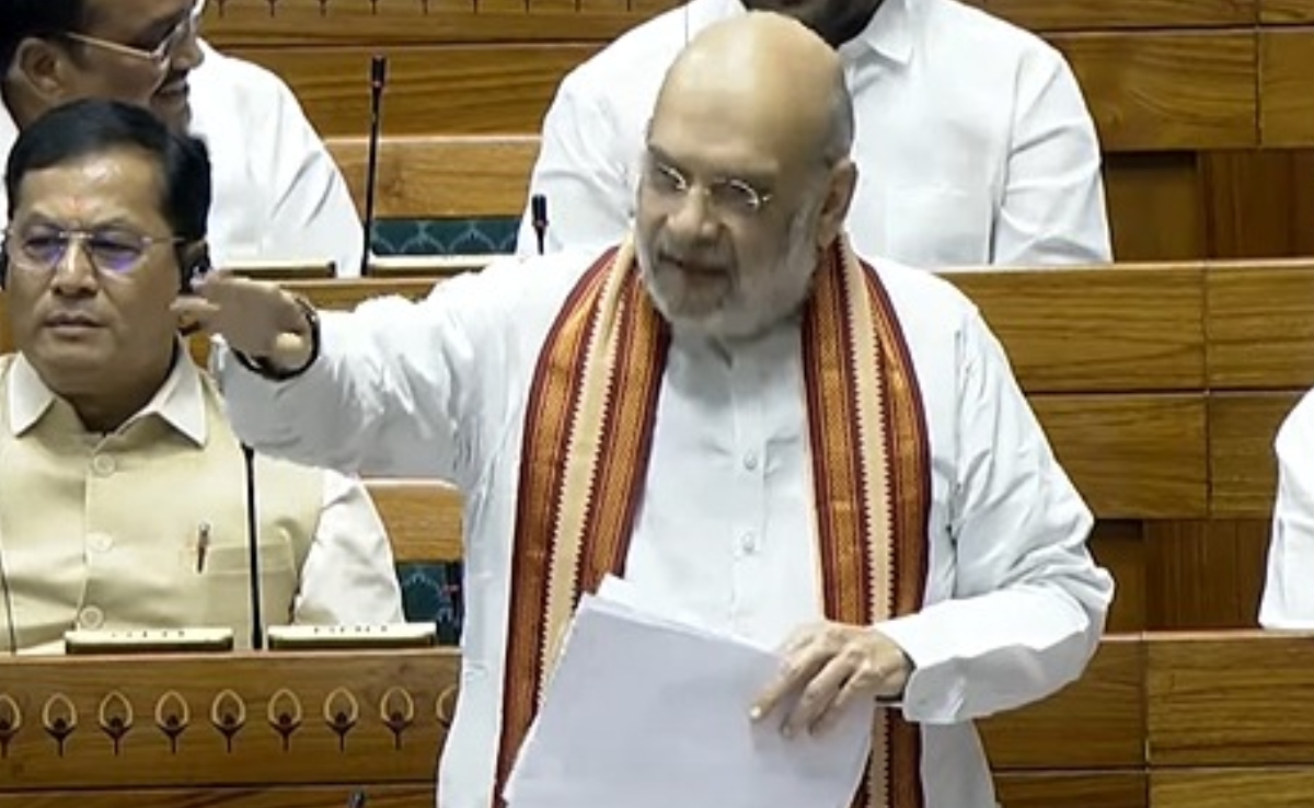 खड़े हो गए अखिलेश, बैठ जाइए बोलते रहे शाह, संसद में सबसे तीखा वार-पलटवार