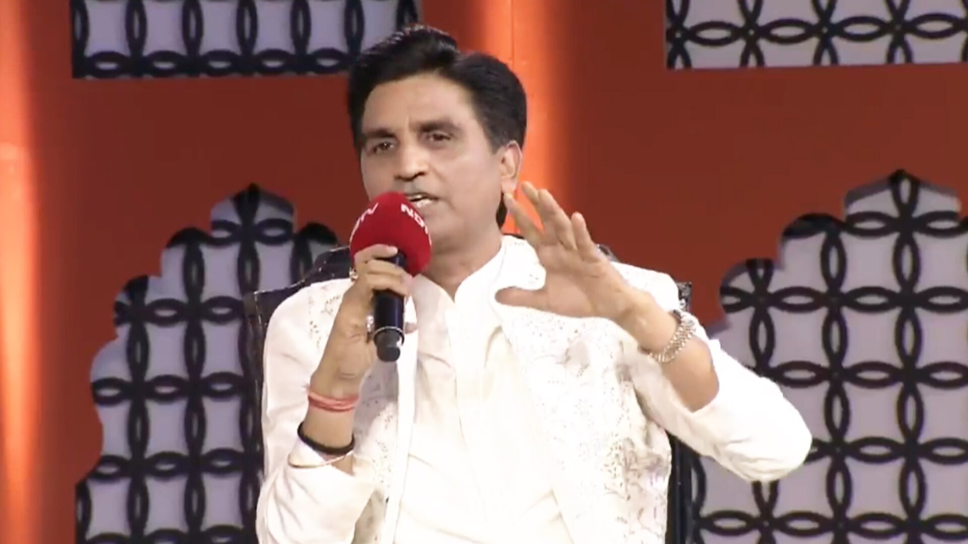 Video: Diljit Dosanjh पर भड़क गए Kumar Vishwas, सुनिए क्या कहा | NDTV Creators Manch 2025