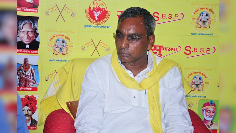 मेरे घर झमाझम बिजली आ रही, जेई-एई को टाइट कर... मंत्री एके शर्मा के बयान पर ओम प्रकाश राजभर