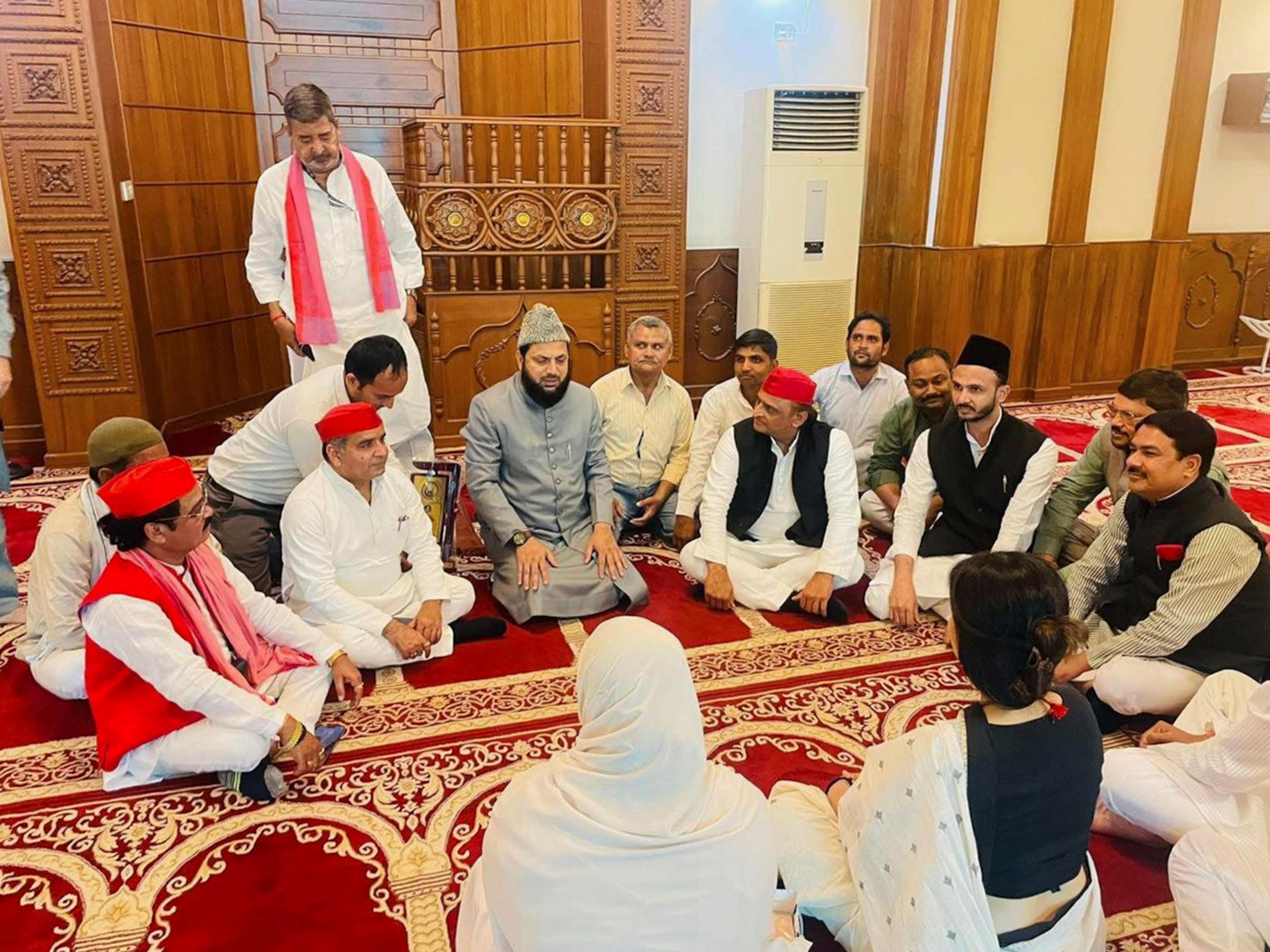 जितनी निंदा की जाए कम... मस्जिद में अखिलेश यादव की बैठक पर मौलाना तौकीर रजा