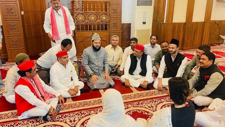 मस्जिद में सियासी बैठक पर बिफरे मौलाना तौकीर, अखिलेश यादव पर लगाया पाक जगह को बदनाम करने का आरोप