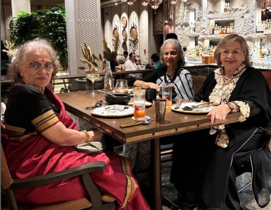 Jab BFFs Asha Parekh, Helen, Waheeda Rehman Met. See Pic