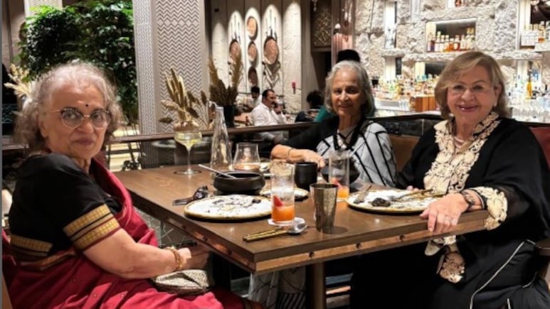 Jab BFFs Asha Parekh, Helen, Waheeda Rehman Met. See Pic