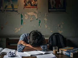 16 वर्षांच्या मुलाला दिली होती 'ती' गोळी,  विद्यार्थ्यावर अत्याचार करणाऱ्या शिक्षिकेच्या मैत्रिणीला अटक 16 वर्षांच्या मुलाला दिली होती 'ती' गोळी,  विद्यार्थ्यावर अत्याचार करणाऱ्या शिक्षिकेच्या मैत्रिणीला अटक