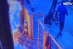 On Camera, Bengaluru Man Sets Relative's House On Fire Over Rs 5 Lakh Loan On Camera, Bengaluru Man Sets Relative's House On Fire Over Rs 5 Lakh Loan
