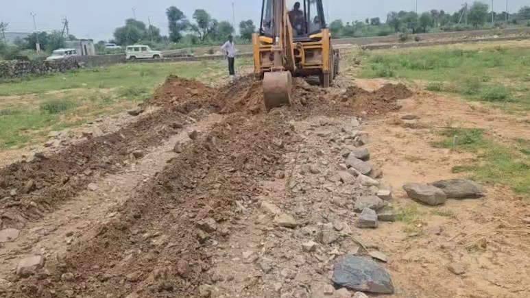 Rajasthan: 15 बीघा भूमि पर ध्वस्त की गई 4 अवैध कॉलोनियां, अब तक 611 कॉलोनी पर हो चुकी है कार्रवाई Rajasthan: 15 बीघा भूमि पर ध्वस्त की गई 4 अवैध कॉलोनियां, अब तक 611 कॉलोनी पर हो चुकी है कार्रवाई