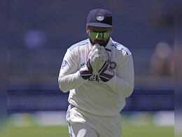 'पहले मार रहा है...', सिराज की जोरदार बाउंसर बशीर के कनपटी पर लगी तो पंत ने कुछ इस तरह से लिए मजे, VIDEO 'पहले मार रहा है...', सिराज की जोरदार बाउंसर बशीर के कनपटी पर लगी तो पंत ने कुछ इस तरह से लिए मजे, VIDEO