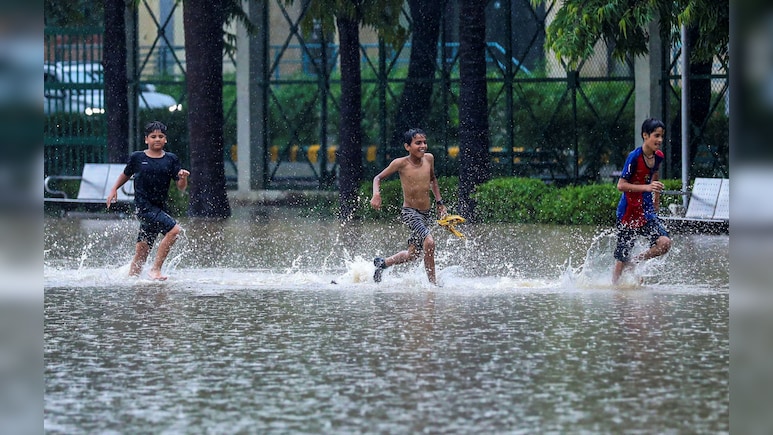 Delhi Weather Today: दिनभर छाए रहेंगे बादल, कई इलाकों में हो सकती है हल्की बारिश Delhi Weather Today: दिनभर छाए रहेंगे बादल, कई इलाकों में हो सकती है हल्की बारिश