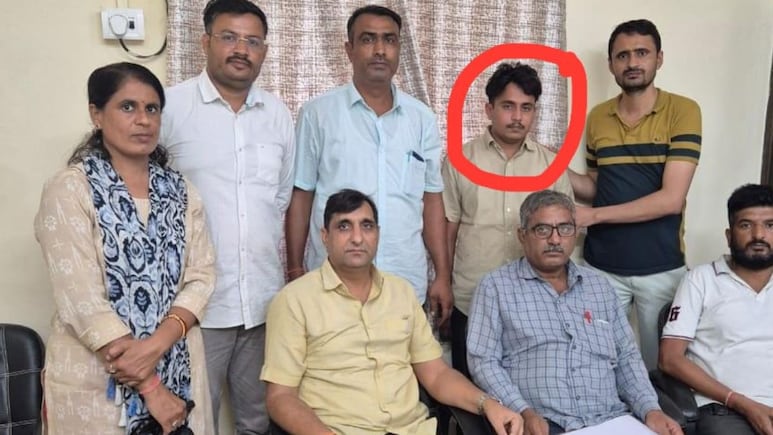 ACB Action: नगर पालिका स्टोर इंचार्ज पर एसीबी का शिकंजा, 15 हजार कमीशन लेते रंगे हाथ गिरफ्तार ACB Action: नगर पालिका स्टोर इंचार्ज पर एसीबी का शिकंजा, 15 हजार कमीशन लेते रंगे हाथ गिरफ्तार
