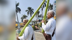 8 फीट की लौकी को ताऊ ने बताया भिंडी, देख लोग बोले- यह तो प्रधान जी हैं