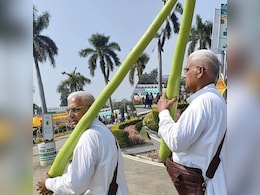 8 फीट की लौकी को ताऊ ने बताया भिंडी, देख लोग बोले- यह तो प्रधान जी हैं 8 फीट की लौकी को ताऊ ने बताया भिंडी, देख लोग बोले- यह तो प्रधान जी हैं