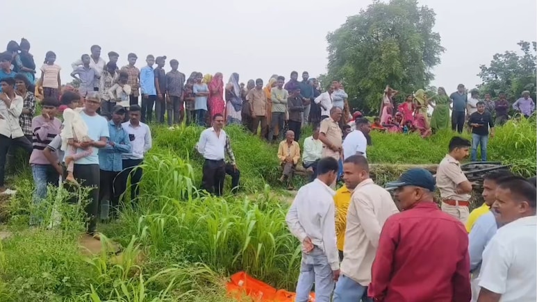 Rajasthan: कलयुगी मां ने 2 बच्चों को कुएं में फेंका, हाथ छुड़ाकर भागी बेटी; जांच में जुटी पुलिस Rajasthan: कलयुगी मां ने 2 बच्चों को कुएं में फेंका, हाथ छुड़ाकर भागी बेटी; जांच में जुटी पुलिस