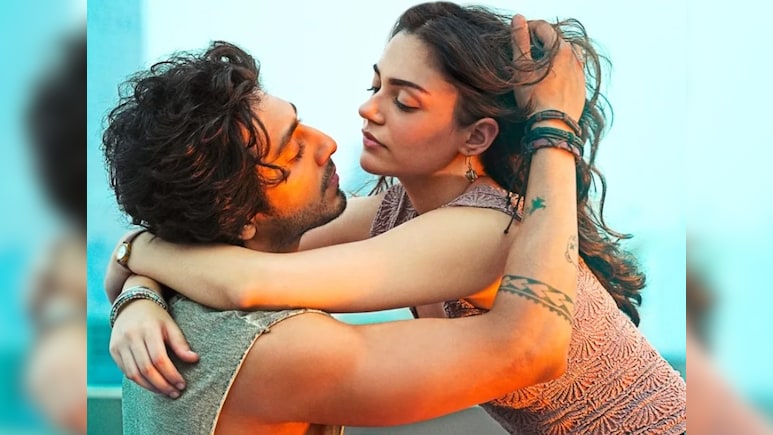 सैयारा देखने के बाद थियेटर में दिखा कुछ ऐसा नजारा, हीरो-हीरोइन बन गया कपल और क्रिएट किया मैजिकल मोमेंट