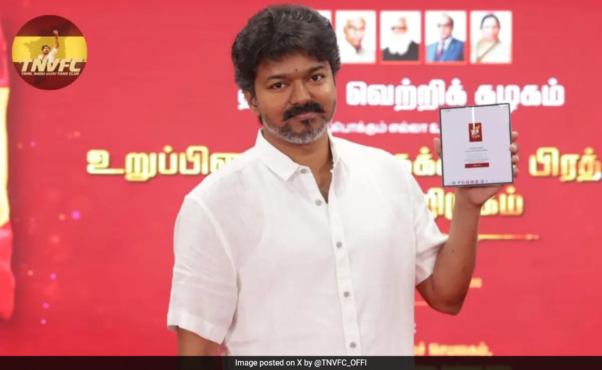 Chennai Тамилската суперзвезда Виджай стартира своята партия Тамилага Веттри Кажагам