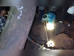 ओडिशा के क्योंझर में भूस्खलन, मिट्टी के नीचे दबे लोग, तीन की मौत ओडिशा के क्योंझर में भूस्खलन, मिट्टी के नीचे दबे लोग, तीन की मौत