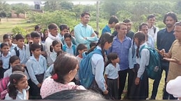 प्रिंसिपल ने शौचालय पर लगाया ताला बच्चों ने तोड़ा तो करवा दी FIR; अब लोगों ने जड़ा स्कूल पर ताला&nbsp;