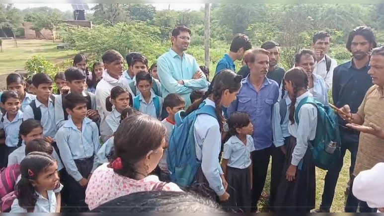 प्रिंसिपल ने शौचालय पर लगाया ताला बच्चों ने तोड़ा तो करवा दी FIR; अब लोगों ने जड़ा स्कूल पर ताला प्रिंसिपल ने शौचालय पर लगाया ताला बच्चों ने तोड़ा तो करवा दी FIR; अब लोगों ने जड़ा स्कूल पर ताला