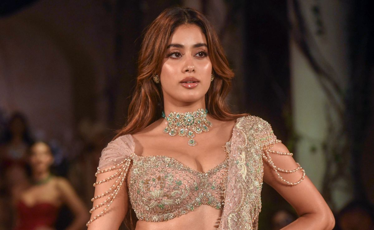 Fish-cut lehenga पहन Janhvi Kapoor ने किया हैरान, आप भी करके देखें ट्राई, हर कोई हो जाएगा आपका फैन