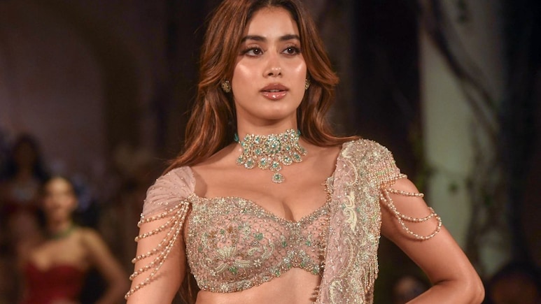 Fish-cut lehenga पहन Janhvi Kapoor ने किया हैरान, आप भी करके देखें ट्राई, हर कोई हो जाएगा आपका फैन Fish-cut lehenga पहन Janhvi Kapoor ने किया हैरान, आप भी करके देखें ट्राई, हर कोई हो जाएगा आपका फैन